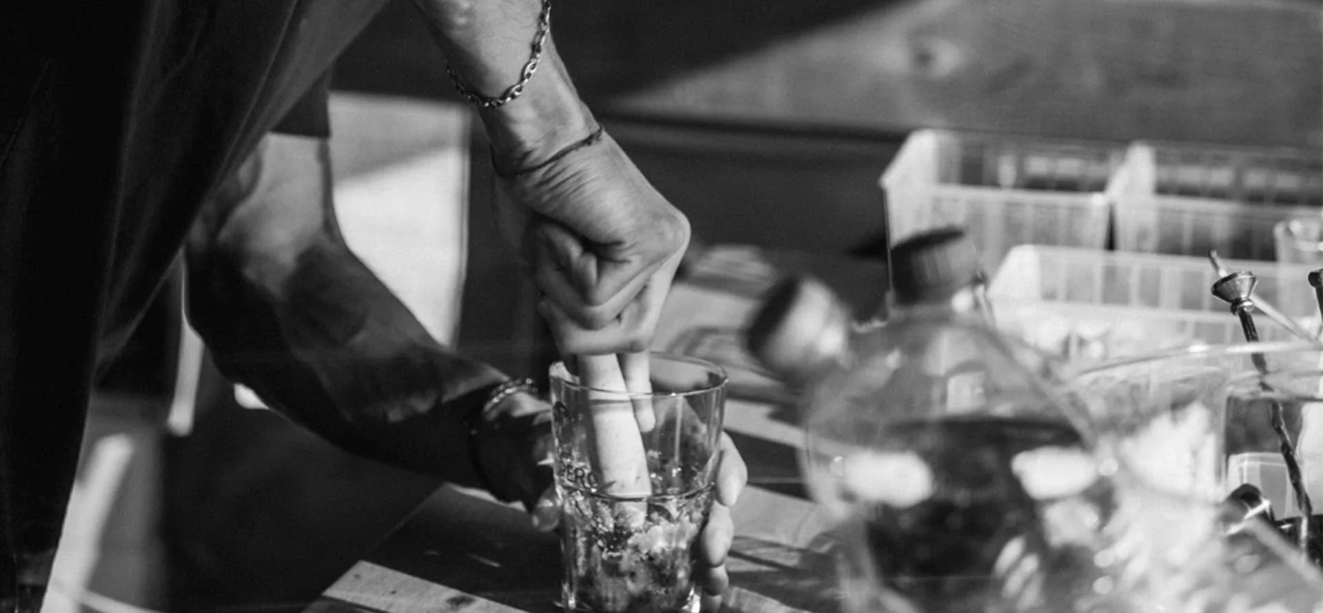 Barman préparant un cocktail pour un événement