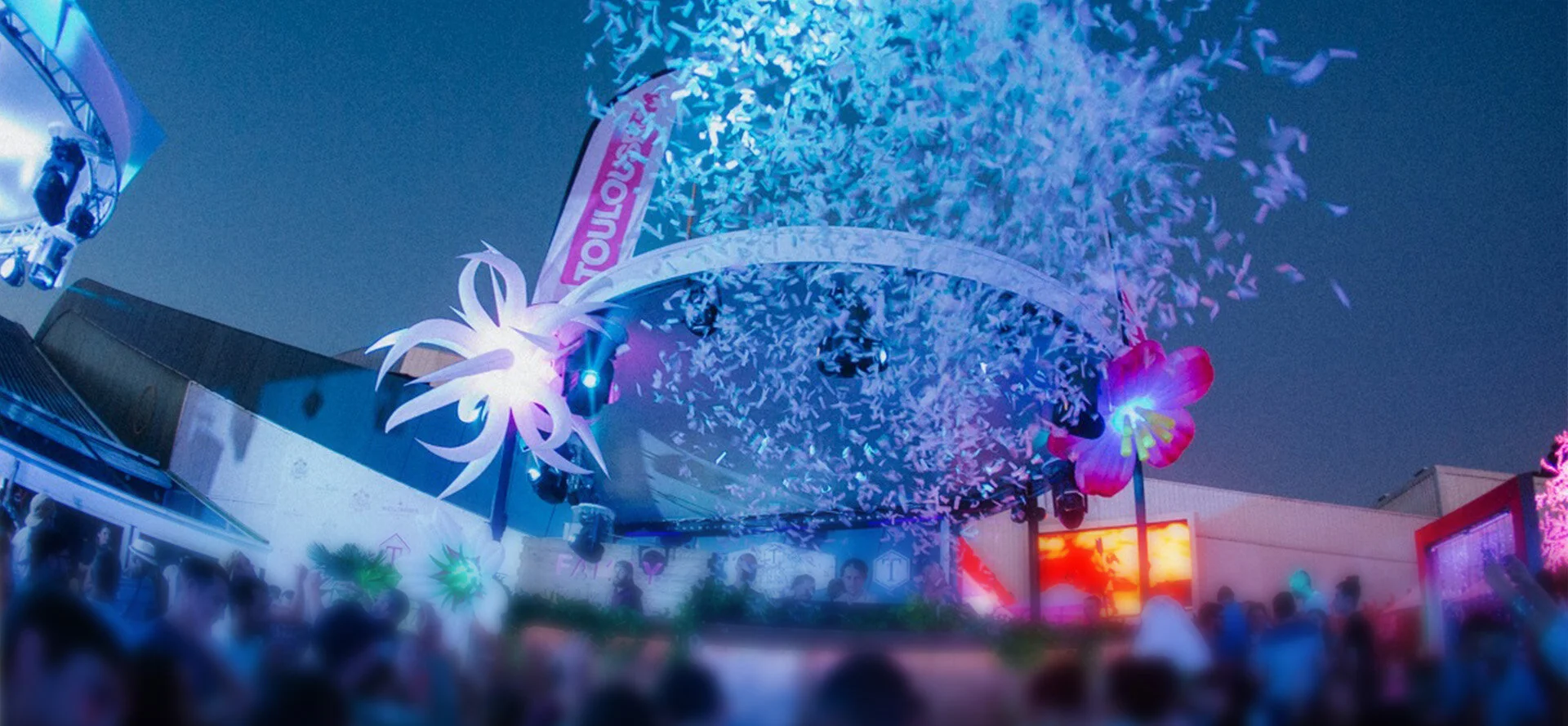 Photo de lancement de confettis dans le public l'hors d'un événement dans une boite de nuit en extérieur