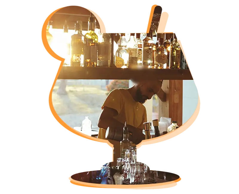 Serveur servant des boissons derrière un bar lors d'un événement