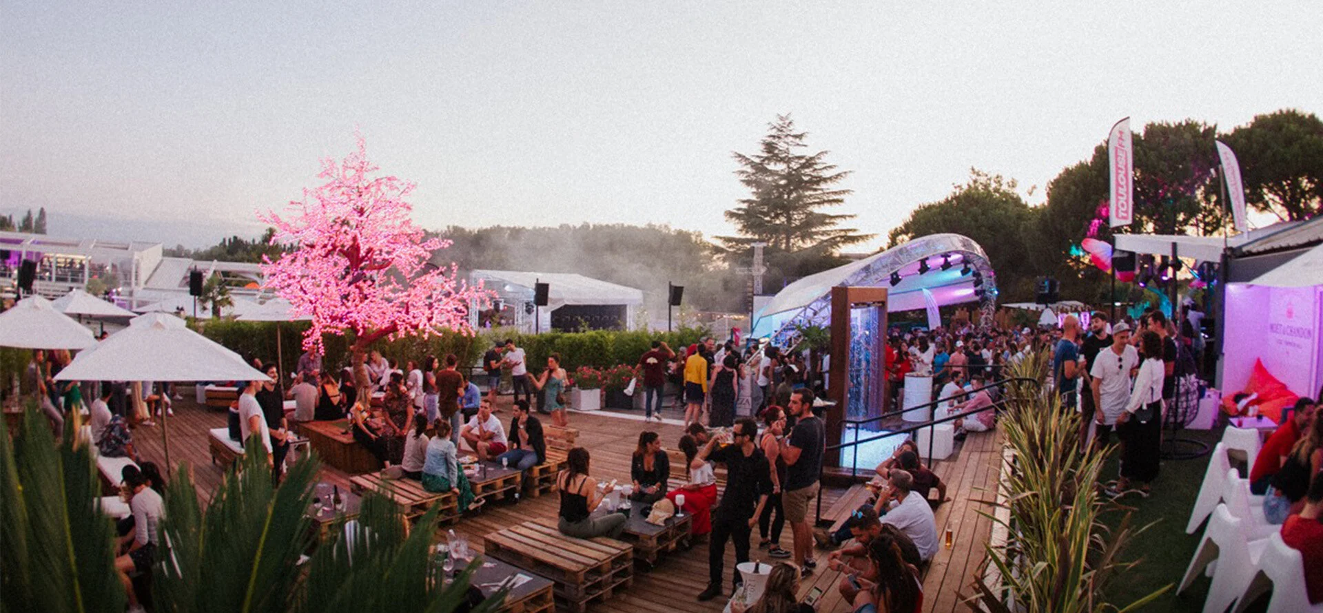 Photo d'un événement dans un lieu festif avec en extérieur